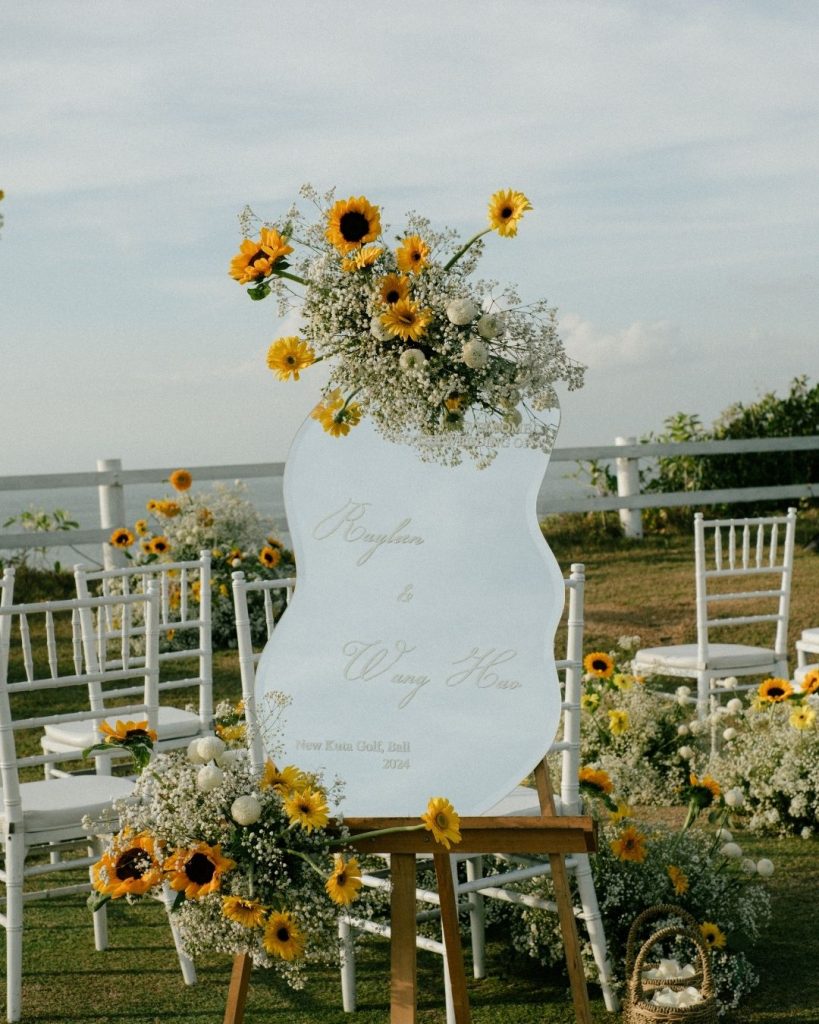 welcome sign with full sunflowers and baby breath