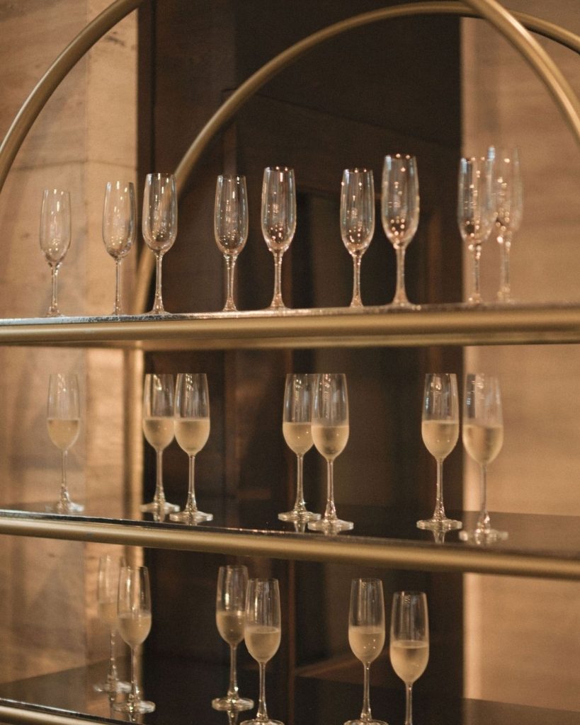 wine glasses decoration on the wedding day