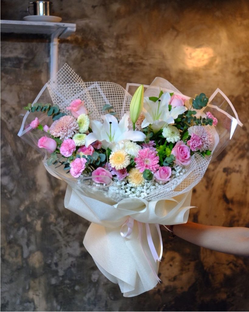 beautiful thumbelina hand bouquet