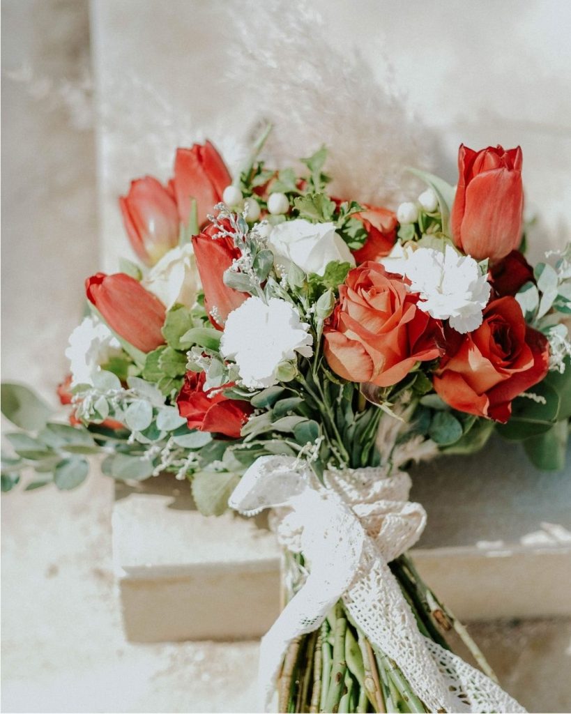 red roses and tulip bouquet gift